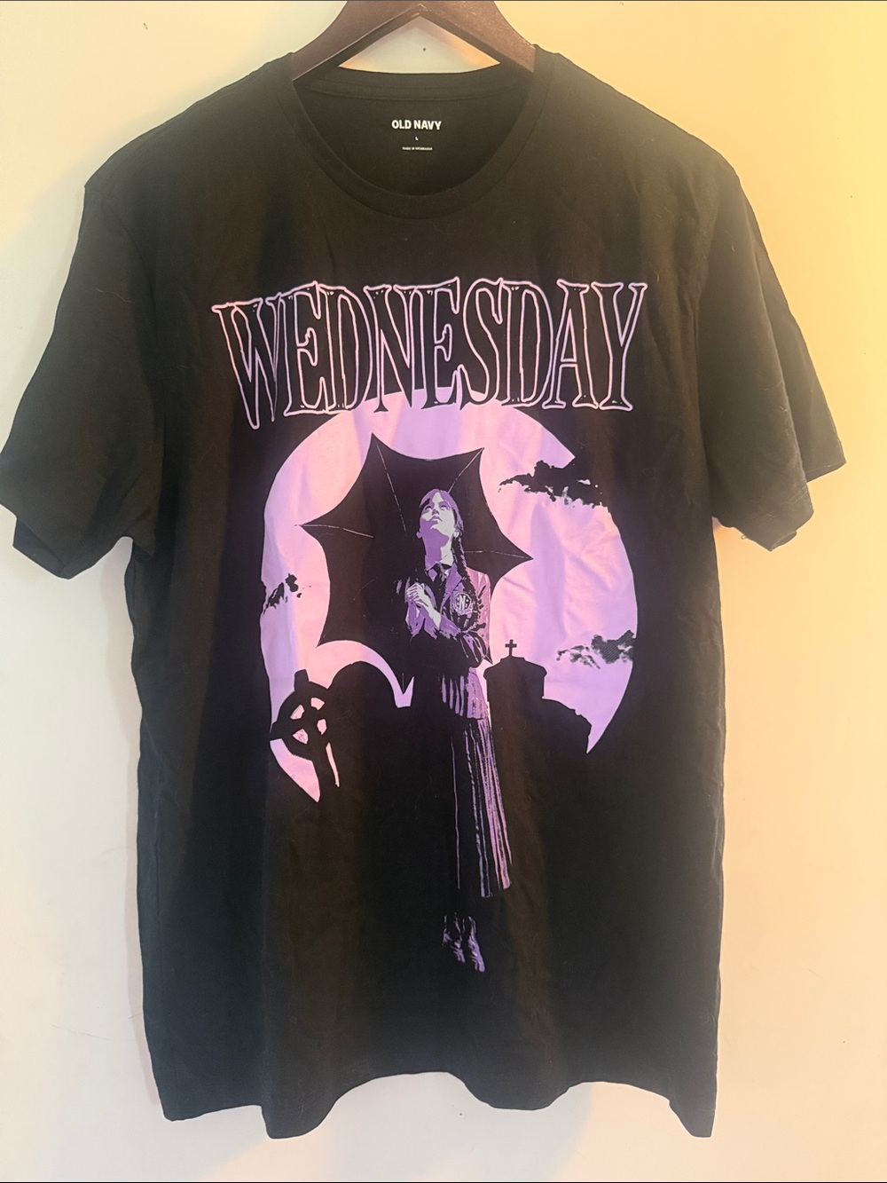 Old Navy Unisex Black Lavender 'Wednesday' Adams Graphic Cotton Tee Sz L NWOT